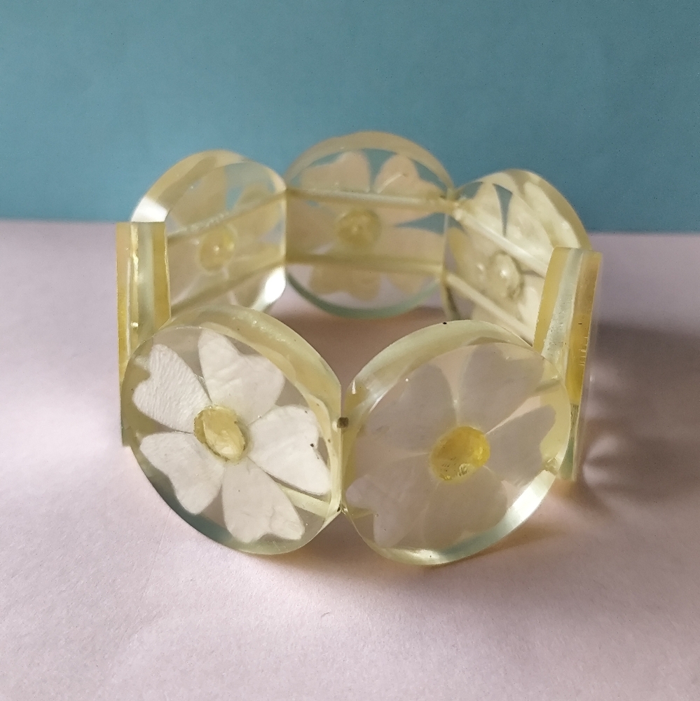 Bracelet pearl flowers inclusion stretchy beaded clear